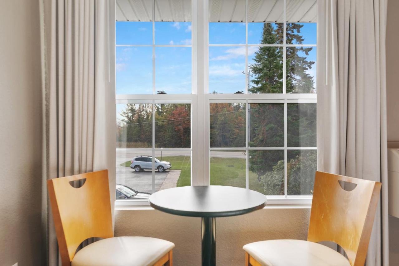 Clearwater Lakeshore Motel Mackinaw City Esterno foto